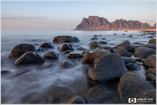 Strand bei Uttakleiv | Nikon Z8, NIKKOR Z 24-120 mm 1:4 S (24 mm), ISO 100, 13s, f/20