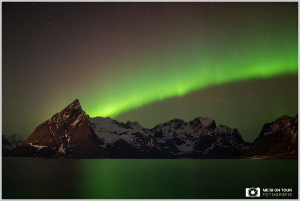 Nordlichter bei Reine | Nikon Z9, NIKKOR Z 20 mm 1:1,8 S, ISO 6400, 2,5s, f/2