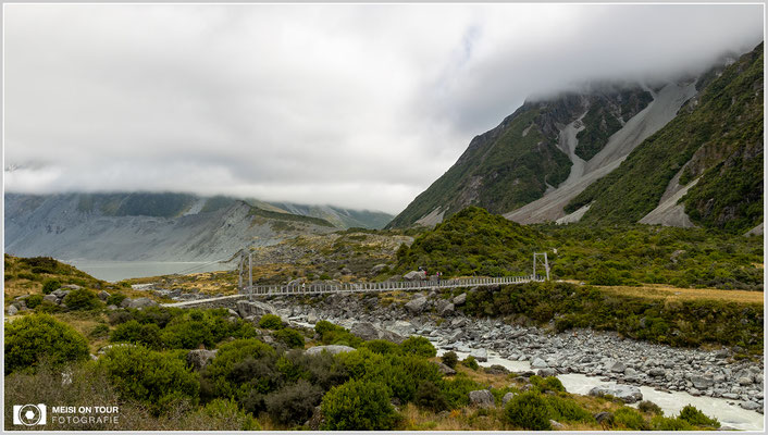 Eine der Hängebrücken auf dem Weg zum Mount Cook  |  Canon EOS R6, Canon RF 24-70mm F2.8L IS USM (24 mm), ISO 200, 1/200s, f/11