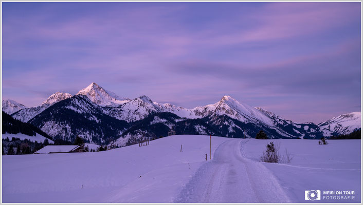 Blaue Stunde am Morgen im Tannheimer Tal  |  Nikon Z8, NIKKOR Z 24-120 mm 1:4 S (40 mm), ISO 100, 30s, f/14