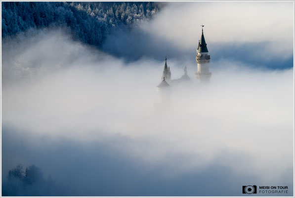 Märchenschloss Neuschwanstein im Morgennebel  |  Nikon Z8, NIKKOR Z 100-400 mm 1:5,6 S (400mm), ISO 100, 1/200s, f/11