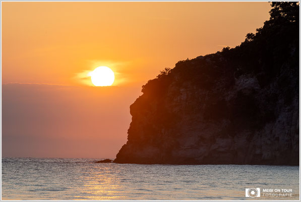 Sonnenaufgang am Strand von Hahei  |  Nikon Z9, NIKKOR Z 100–400 mm 1:4,5–5,6 VR S (240 mm), ISO 100, 1/40s, f/16