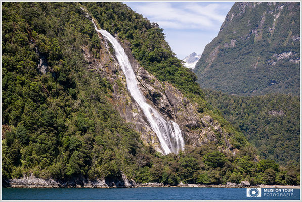Wasserfall am Milford Sound  |  Nikon Z9, NIKKOR Z 100–400 mm 1:4,5–5,6 VR S (100 mm), ISO 400, 1/2000s, f/4,5