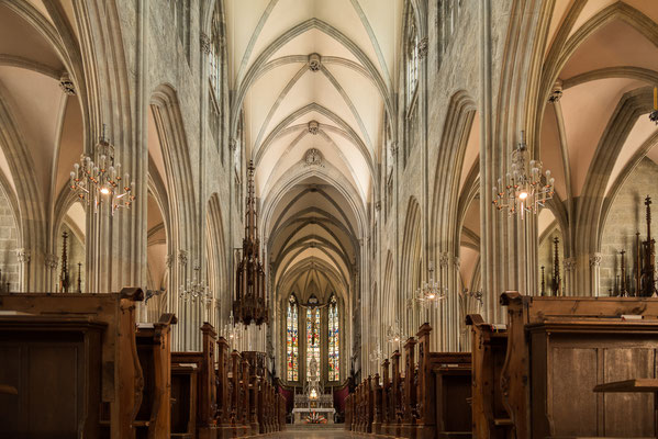 Langschiff der prachtvollen neugotischen Kirche.