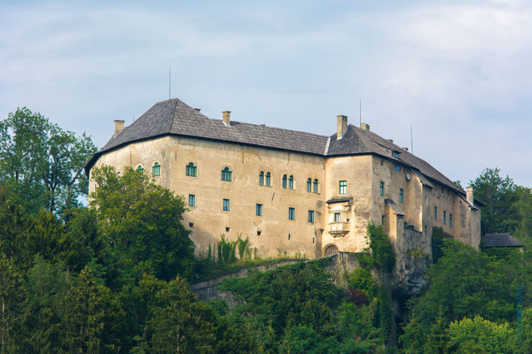 Burg von der Eisenbahnbrücke aus fotografiert