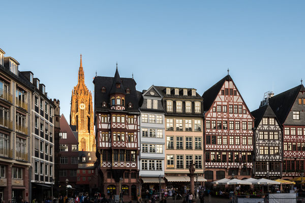 Fachwerkhäuser am Römerberg, im Hintergrund der von der Sonne angestrahlte Kaiserdom