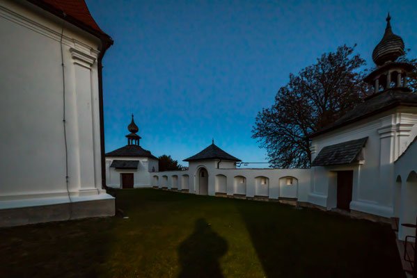 Innenhof Mauer mit Schlüssellochscharten und Initienkapellen