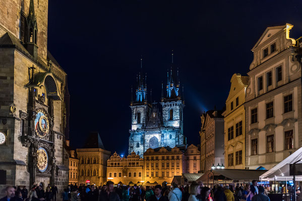 Prager Altstadt mit der Kirche der Jungfrau Maria vor dem Teyn. Links Rathausturm mit der astronomischen Uhr
