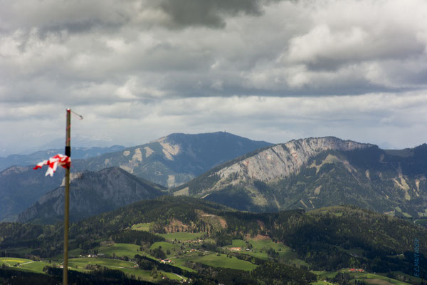 Rote Wand Thyrnau, dahinter Rennfeld mit Richtfunkanlage.