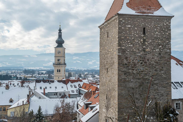 Reckturm  Gotischer Wehrturm. Einzig erhaltener Turm der Stadtmauer. Diente auch als Kerker und Folterkammer. Hintergrund Markuskirche.