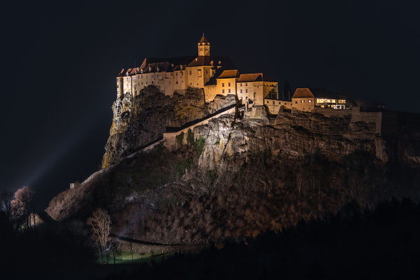 Nachtaufnahme der Burg mit dem sogenannten Eselssteig.