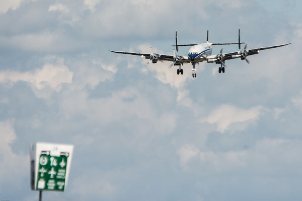 Super Constellation im Landeanflug