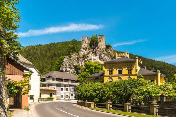 Ortsdurchfahrt mit Burg Schachenstein im Hintergrund