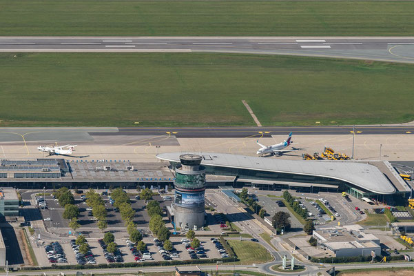 Flughafen mit Tower