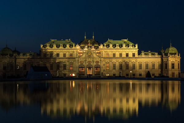 Schloss Belvedere. Das Schloss Belvedere in Wien ist eine für Prinz Eugen von Savoyen (1663–1736) erbaute Schlossanlage.  Am 15. Mai 1955 wurde im Oberen Belvedere der Österreichische Staatsvertrag unterzeichnet.