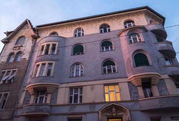 Graz Wielandgasse Nr. 34 Ecke Schießstattgasse in sezessionistischer Stilform erbaut. Derzeit ist die Fassade in keinen schönen Zustand.