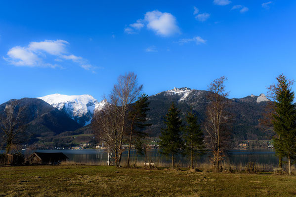 der am 20. März noch schneebedeckte Schafberg links im Bild