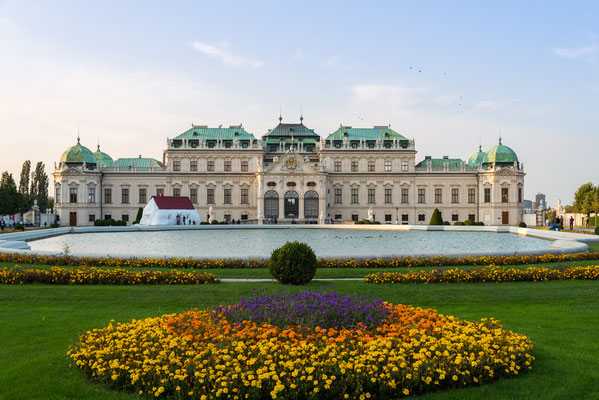 Oberes Belvedere mit Teich und Blumenschmuck.