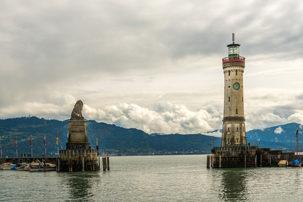 Hafeneinfahrt mit Leuchtturm und Bayerischen Löwen