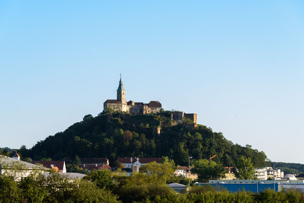 Die Burg drohnt über der Stadt Güssing