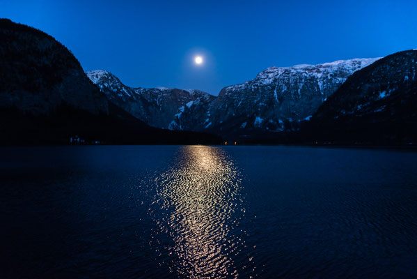 Der Vollmond spiegelt sich im See