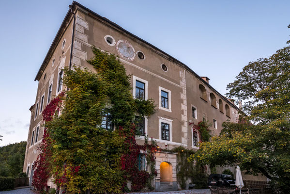 Schloss, ein Teil des fast fünfeckigen Gebäudekomplexes wie bei der Außenaufnahme  zu sehen ist.