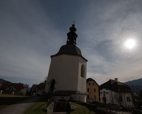 Der zweigeschossige Karner im Gegenlicht.