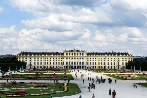 Schloss Schönbrunn. Das Schloss Schönbrunn, in seiner heutigen Form, wurde im 18. Jahrhundert als Sommerresidenz für Kaiserin Maria Theresia errichtet.
