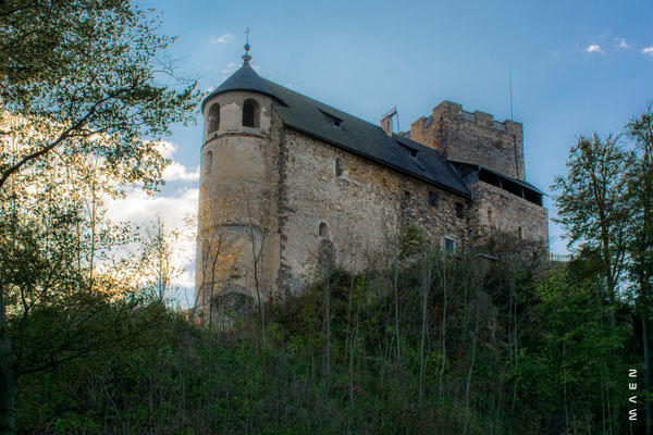 Knapp vor der Burgruine