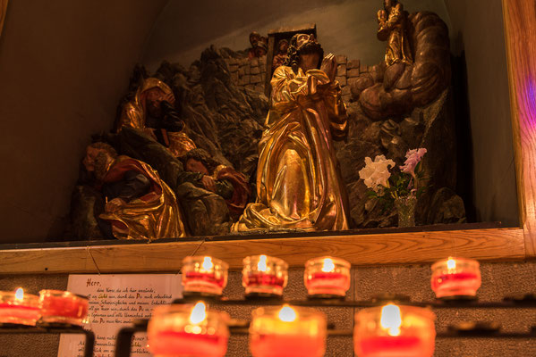 Zünde eine Kerze an um dir von Gott etwas zu wünschen, oder/und um deinen lieben Verstorbenen zu gedenken.