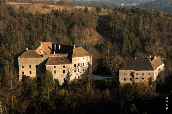 Linke Seite das Schloss, Rechts die Vorburg