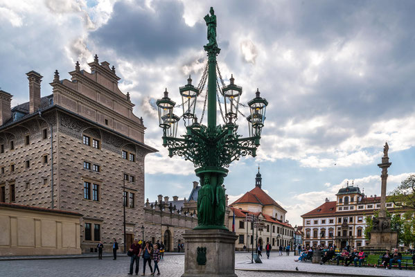 Links das  Schwarzenberg Palais mit der  Nationalgalerie Prag