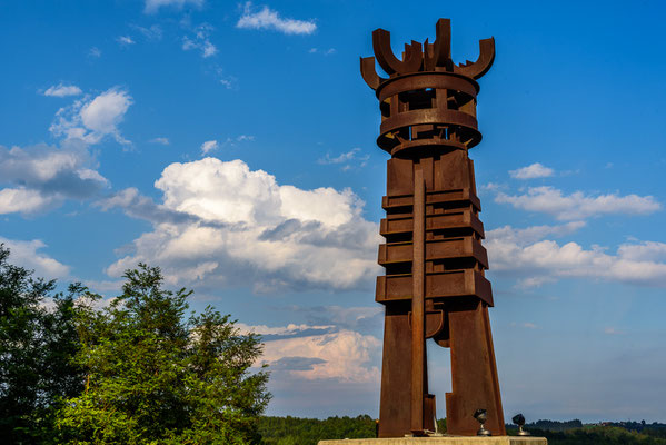 "Häuptling König" bei der Burgruine.