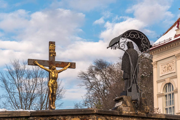 Die Fleischbrücke verbindet die Bambergerstr. mit dem Hohenplatz. Auf Ihr sind Jesus am Kreuz und der Hl. Johannes Nepomuk als Statuten.