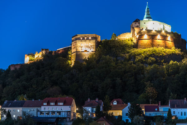 Burg im Scheinwerferlicht