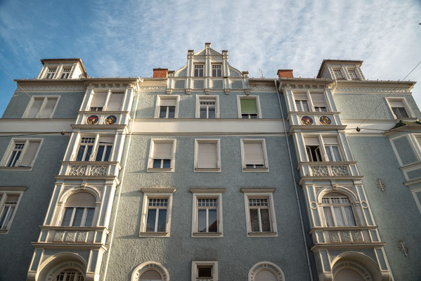 Gründerzeitliches Eckhaus mit Jugendstilelementen. 1906-07  Heinrichstraße 54 Graz Beachte die Keramikmedaillons unterhalb de obersten Stockwerkes. Detail im nächsten Bild