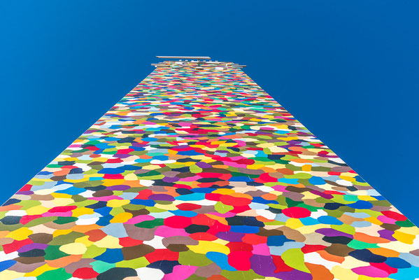 Motto des Dechands der Pfarrkirche- Viele Farben, ein Turm – viele Menschen, eine Pfarre!