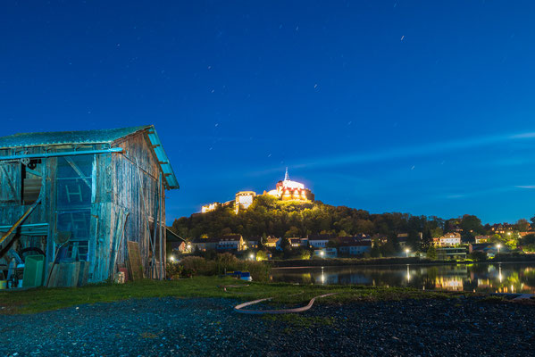 Gerätehütte bei den Fischteichen und die Burg im Hintergrund