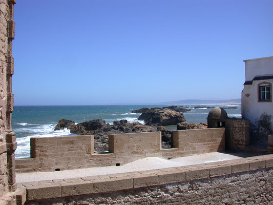 Wehranlage in Essaouira, Diese erinnern an die Portugiesen, die Anfang des 16. Jahrhunderts ein Fort auf den Felsen der Küste erbauten.