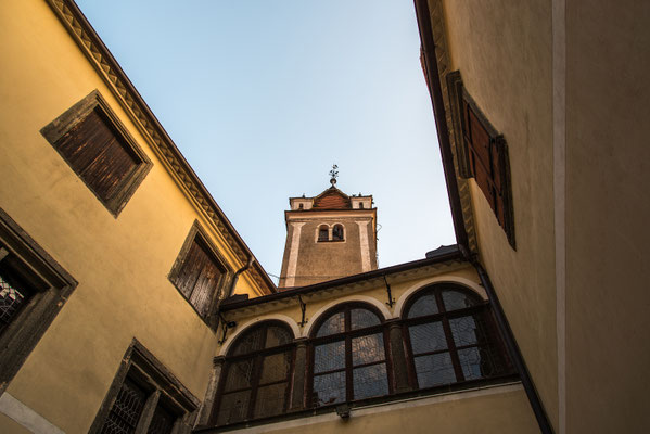 Innenhof mit dem Turm des Hochschlosses Kronegg (Innerhalb das Burgkomplexes) 