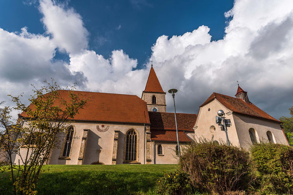 Kirche mit ehemaliger Kapelle, Südansicht.