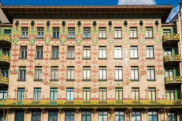 Majolikahaus Otto Wagner Linke Wienzeile 40. Die Fassade ist mit Majolikafliesen der Firma Wienerberger verkleidet, die mit floralen Motiven geschmückt sind. Diese Fliesen sind witterungsbeständig, pflegeleicht und abwaschbar