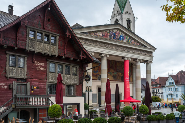 Das rote Haus mit der Stadtpfarrkirche