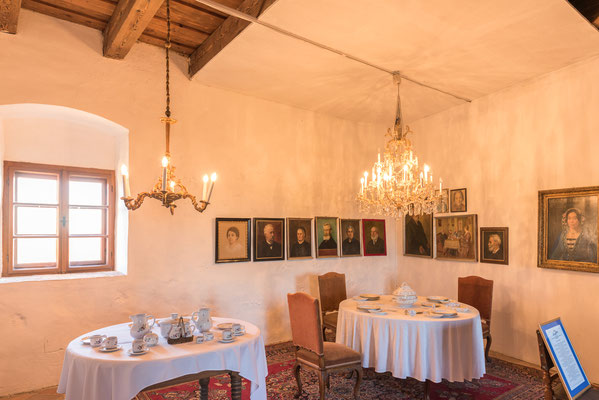 Das Speisezimmer präsentiert u. a. das Herend - Porzellanservice.