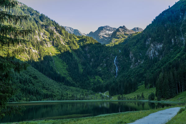 Vom Bodensee zu m Wasserfall, rechts vom Wasserfall ist der Aufstieg zur Hans Wödl Hütte und zum Hüttensee.