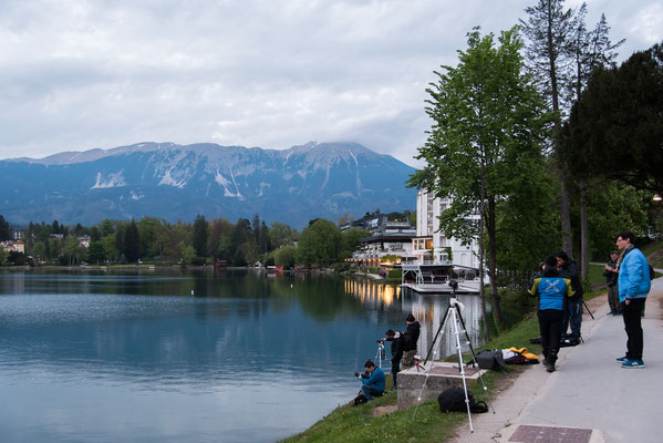 Die Fotografen bereiten sich auf die blaue Stunde vor die an diesem Abend jedoch nicht sehr ausgeprägt war.