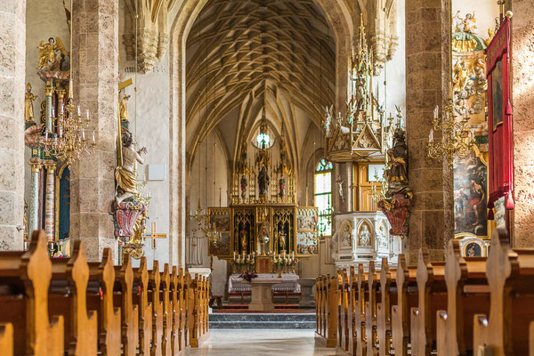 Richtung Altar mit gut sichtbaren Kreuzrippengewölbe.