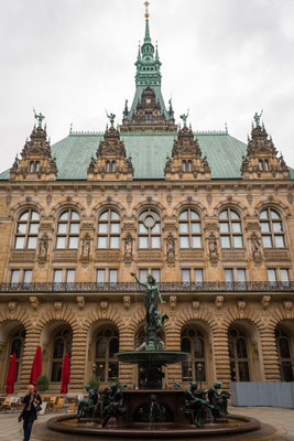 Rathaus mit Hygieia-Brunnen, Erinnerung an die Choleraepidemie von 1892 errichtet, bei der über 8000 Hamburger starben.