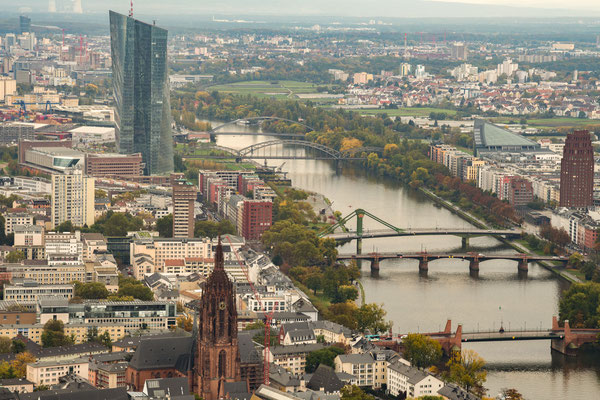 Main mit EZB und Hotel Main Plaza rechts, im Vordergrund der Kaiserdom