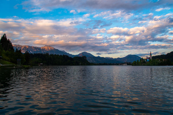 Still liegt der See und hell leuchten die Gipfel der julischen Alpen.